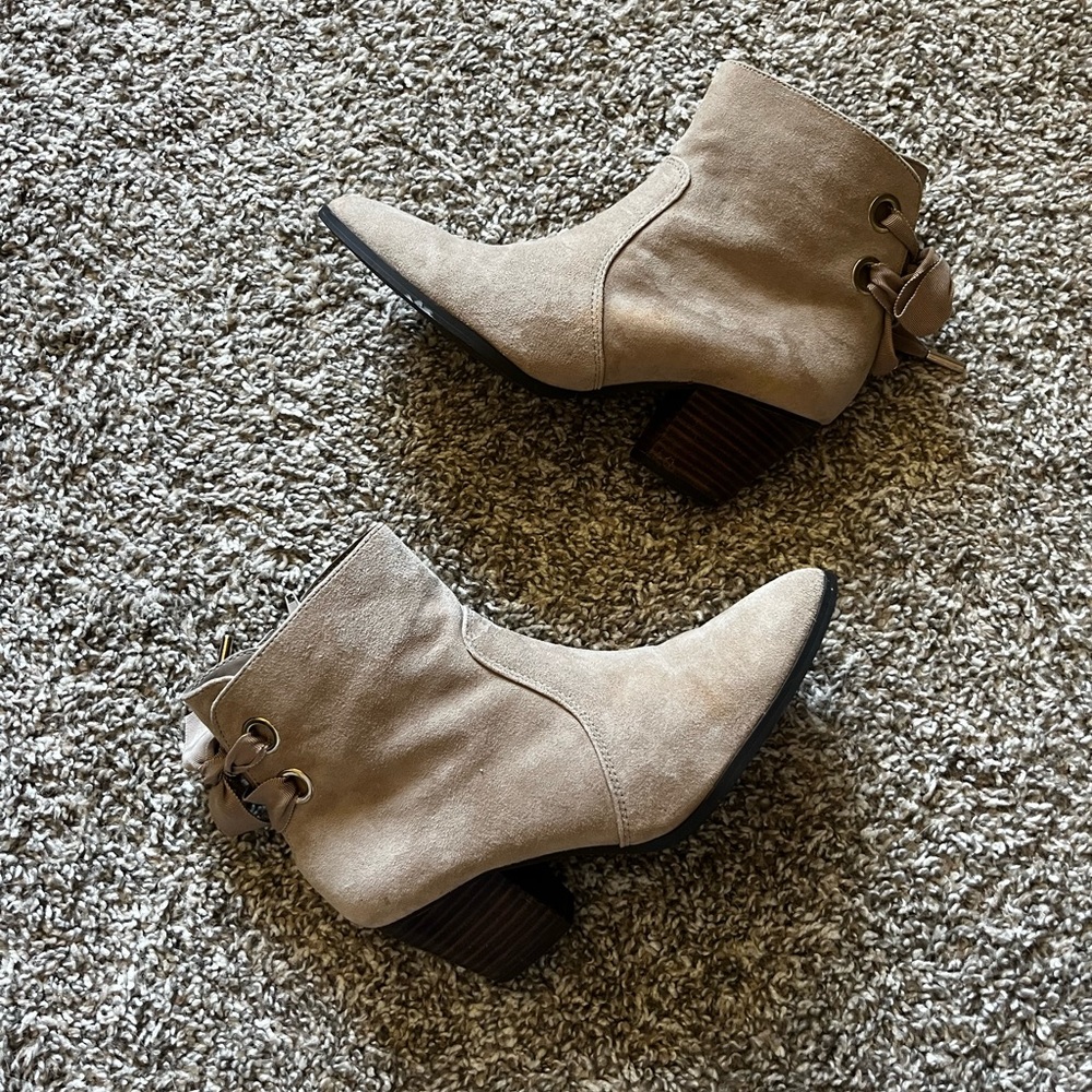 Bella Vita Bow-Back Ankle Boot | Size 7